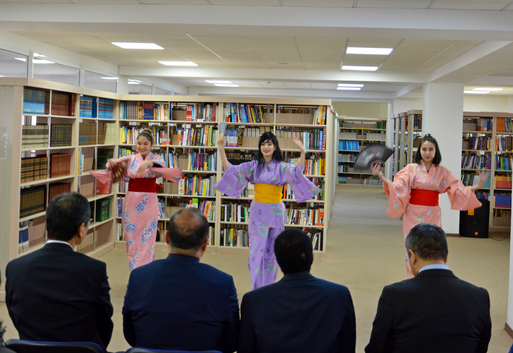 Обучение английскому по оксфордской программе. Педагог иностранного языка. Nordic international university logo. University courses. Languages university.