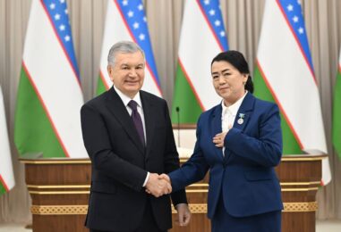 PREZIDENT O‘QITUVCHI VA MURABBIYLARGA DAVLAT MUKOFOTLARINI TOPSHIRDI