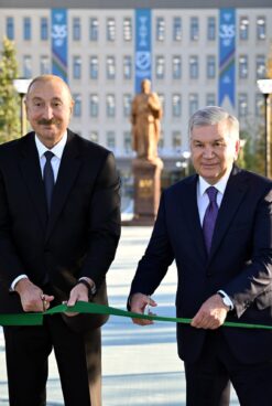 NIZOMIY GANJAVIY NOMIDAGI TA’LIM DARGOHI PREZIDENTLAR TOMONIDAN TANTANALI OCHILDI